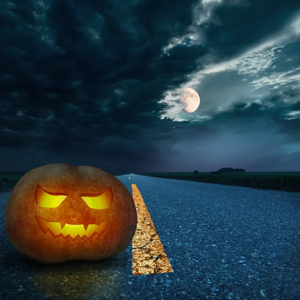 Noche de Halloween fondo en el camino — Foto de Stock