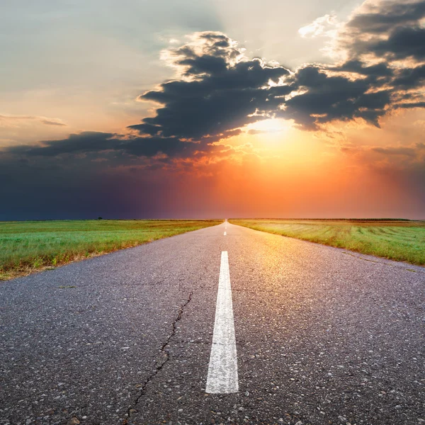 In der Dämmerung auf einer leeren Asphaltstraße fahren — Stockfoto