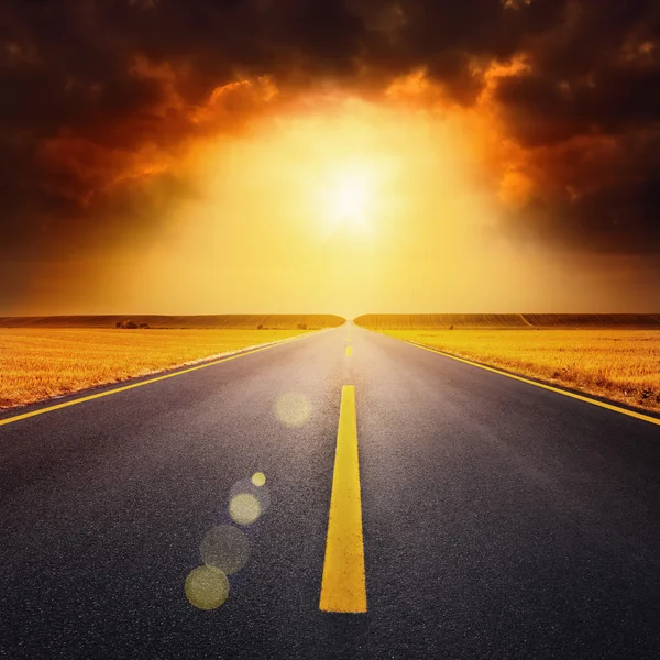 buğday alanlar arasında boş bir otoyolda sürüş