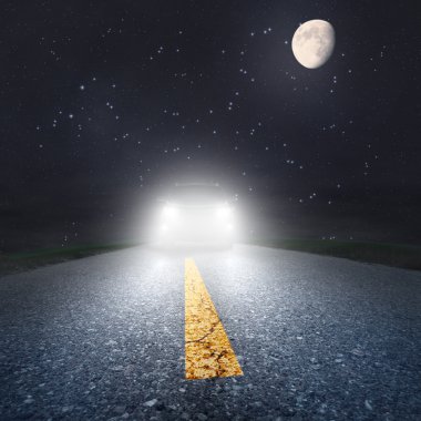 farlar doğru bir asfalt yol üzerinde sürüş gece