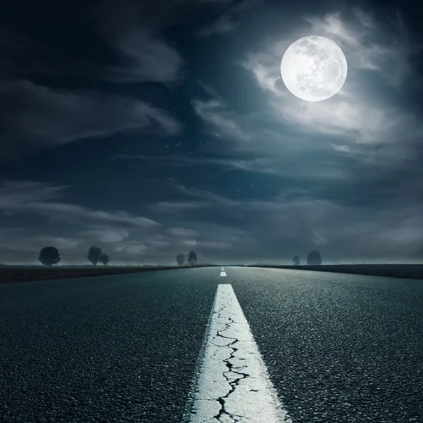 Driving on an empty highway towards the full moon — Stock Photo, Image