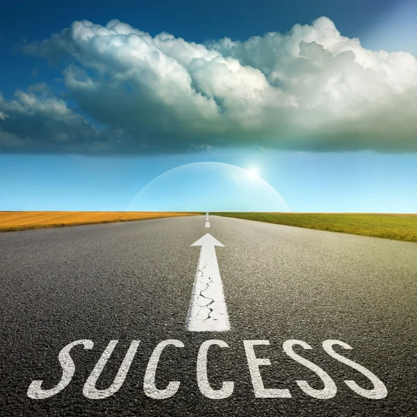 Empty asphalt road towards cloud and signs symbolizing success a — Stock Photo, Image