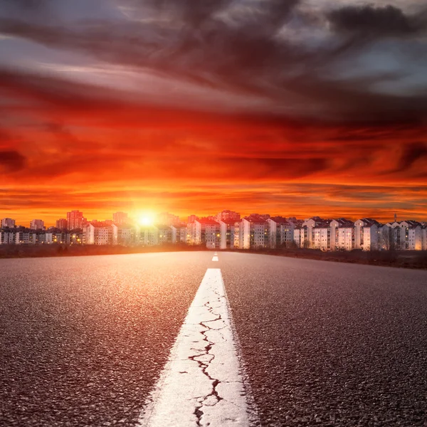 Empty straight road. Entry into the downtown at sunset — Stock Photo, Image