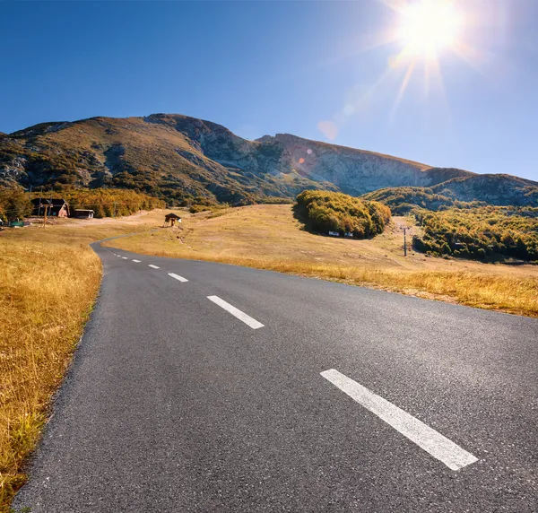 Driving on an empty highway at beautiful sunny day — Stock Photo, Image