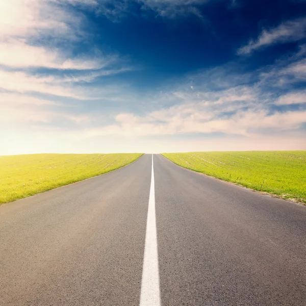 Kör på en tom asfalterad väg på solig dag — Stockfoto