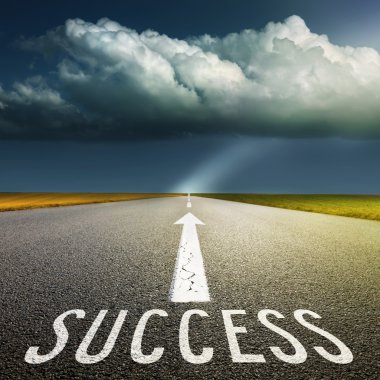 boş asfalt yol ve başarı simgeleyen işaretler