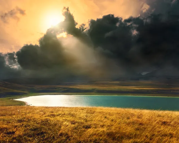 Lac de montagne au coucher du soleil avant la tempête — Photo