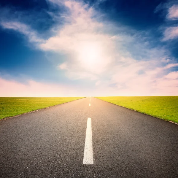 Driving on an empty asphalt road at sunny day — Stock Photo, Image