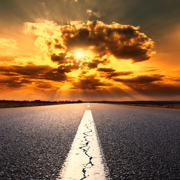 Rijden op een lege highway bij zonsondergang — Stockfoto