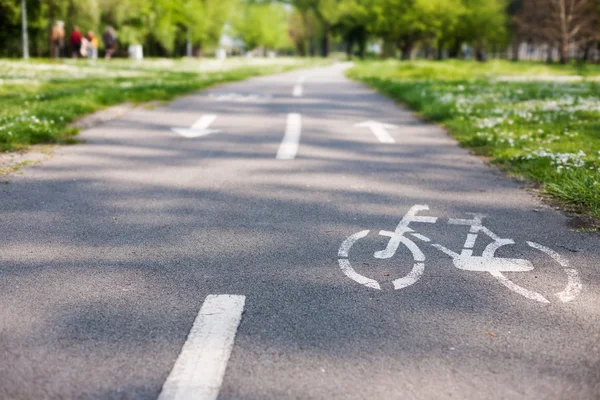 Велосипедная дорожка с белым велосипедным знаком — стоковое фото