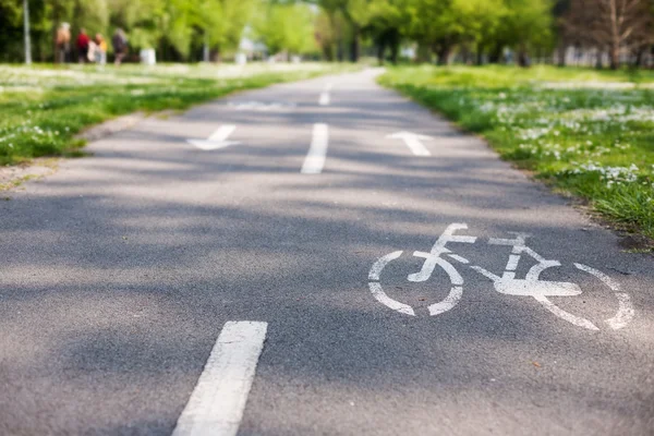 Voie cyclable avec panneau de vélo blanc — Photo