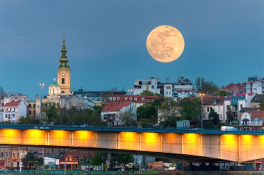 Belgrad Cityscape gece dolunay