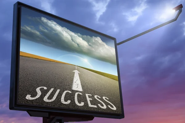 Plakatwand bei Sonnenuntergang mit einem Bild für den Erfolg — Stockfoto