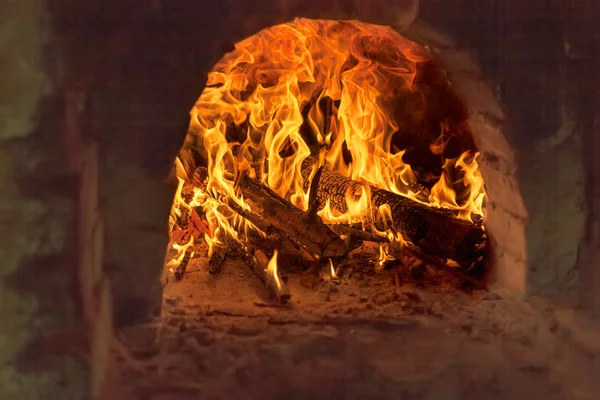 Brandhout branden in oude bakstenen oven — Stockfoto