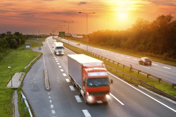 Acele saat karayolu üzerinde kırmızı kamyon