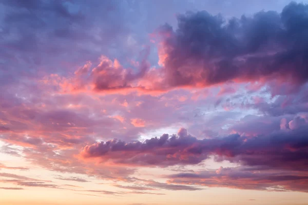 Небо с красивыми облаками на закате — стоковое фото