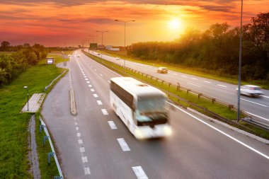 karayolu üzerinde acele saat beyaz otobüs