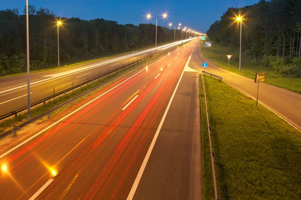 Foto a lunga esposizione su un'autostrada con sentieri leggeri — Foto Stock