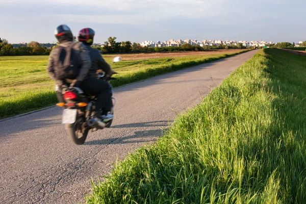 Twee motorrijders op de fiets bij zonsondergang — Stockfoto