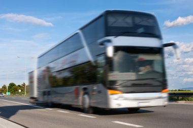 Beyaz Otobüs Hareket Bulanıklığı karayolu üzerinde