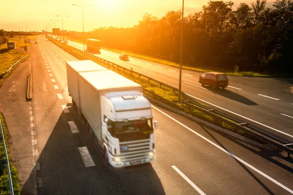 Vit lastbil i rörelse oskärpa på motorvägen — Stockfoto