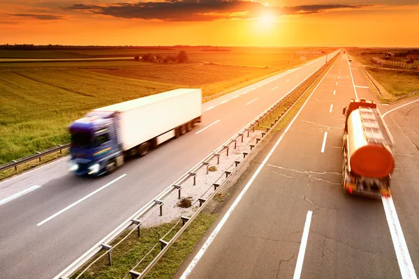 Zwei Lastwagen in Bewegung verschwimmen auf der Autobahn — Stockfoto