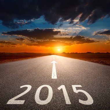 yaklaşan 2015 için bir boş asfalt yolda sürüş