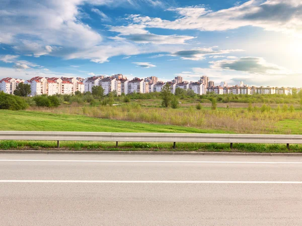 yol ve arka planda cityscape yan görünüm