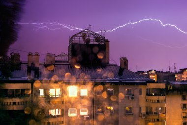 Yatay şimşek, gece fırtına şehir