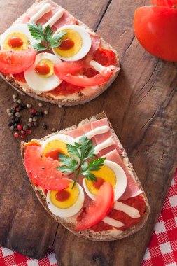 yumurta, jambon ve yukarıdaki domates sandviç