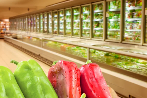 Букет червоної та зеленої паприки в супермаркеті — стокове фото