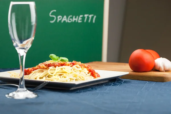 Włoski makaron spaghetti z sosem pomidorowym — Zdjęcie stockowe