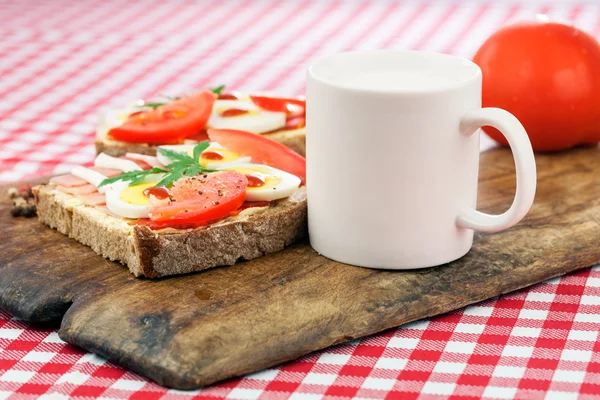 Sandwich with egg, ham and tomato — Stock Photo, Image