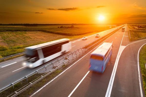 Dos autobuses en la carretera en movimiento borroso — Foto de Stock