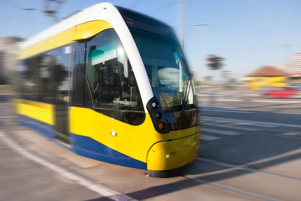 Трамвай в движении размыт на улице — стоковое фото