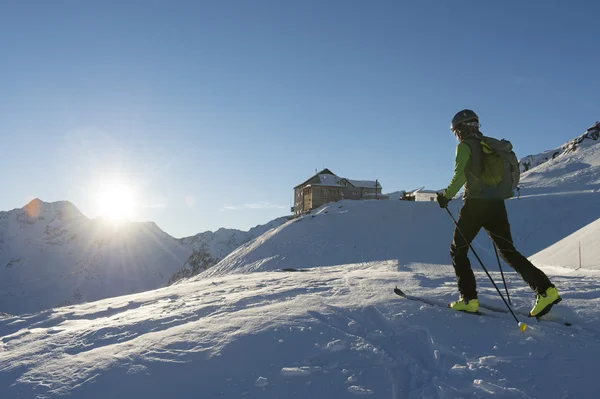 Skidåkare på snowy hill på sunshine — Stockfoto