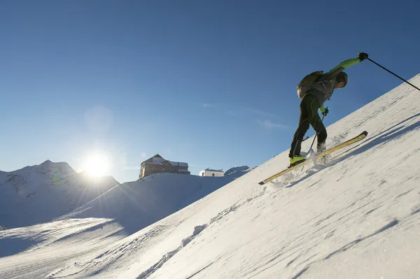 Skialpinismus turistiky se snažil zachránit sami — Stock fotografie