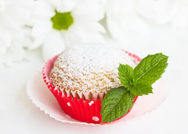 Hoja de menta fresca en un cupcake — Foto de Stock