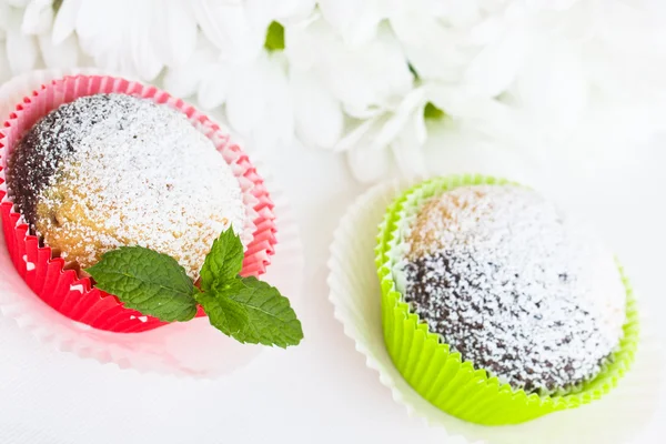 Feuille de menthe fraîche sur un cupcake — Photo