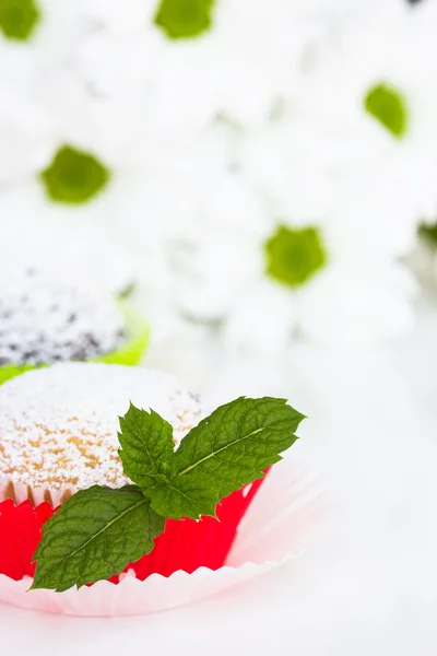 Frisches Minzblatt auf einem Cupcake — Stockfoto