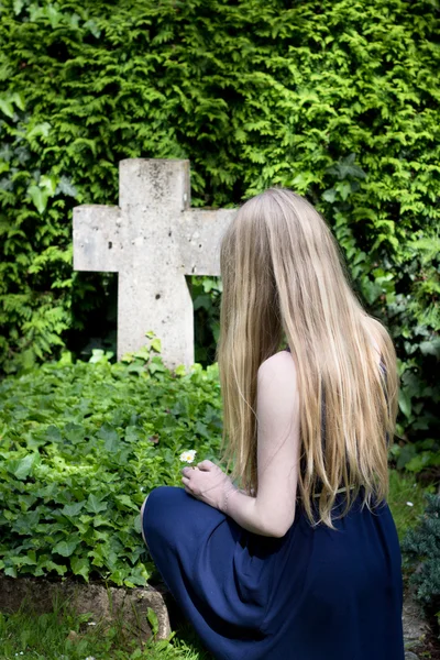 Mladá dívka na hřbitově — Stock fotografie