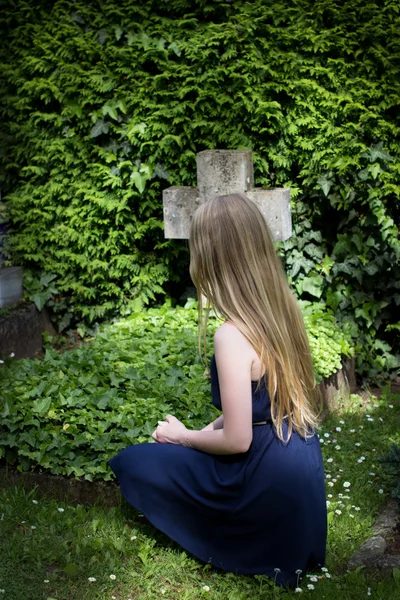 Chica joven en el cementerio — Foto de Stock