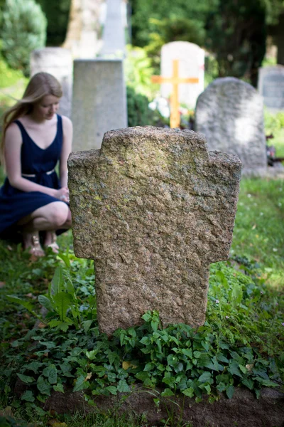 Vieille pierre tombale en forme de croix avec lierre — Photo