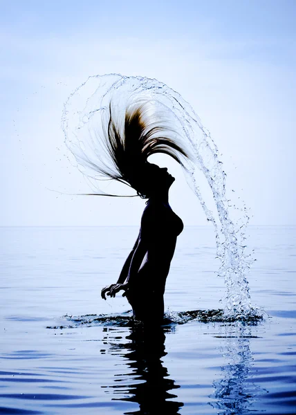 Silueta de la chica en el agua — Foto de Stock