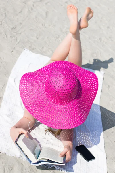 Young female relaxing on the beach — Stock Photo, Image