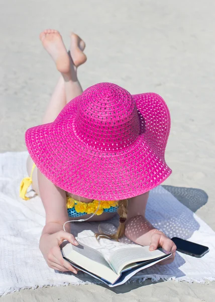 Young female relaxing on the beach — Stock Photo, Image