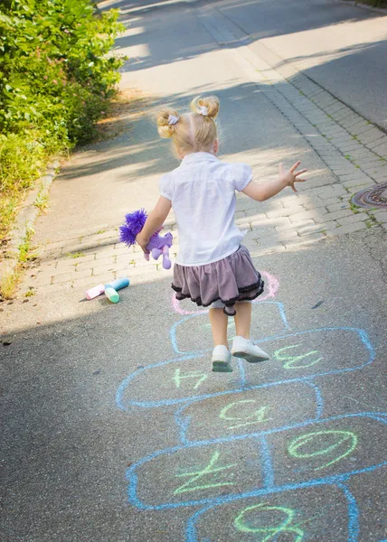 Mädchen spielt Hopscotch — Stockfoto