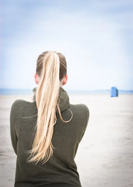 Frau blickt aufs Meer — Stockfoto