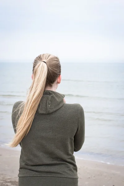Woman looking at the sea — Stock Photo, Image