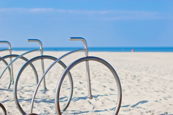 Fiets vormige rekken op het strand — Stockfoto